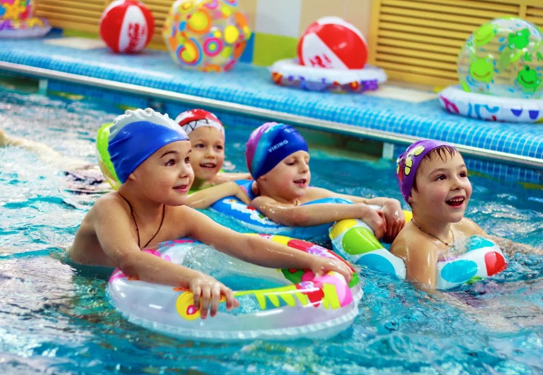 Фото детей в бассейне на занятиях
